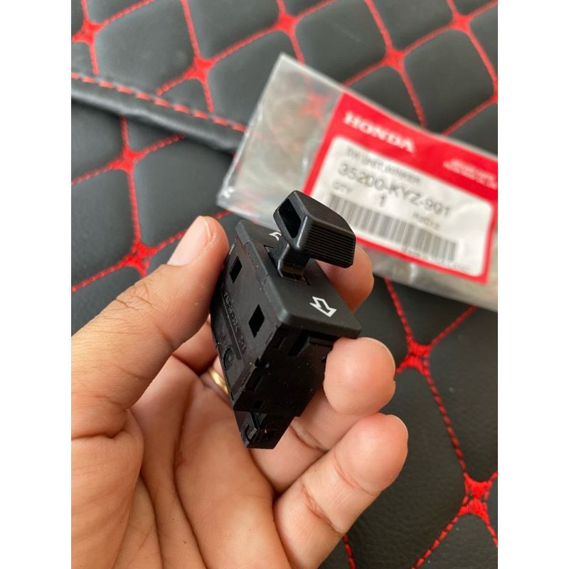 ชุดสวิทช์ไฟเลี้ยว WAVE125 , WAVE110 , SUPER CUB แท้เบิกศูนย์ (35200-KYZ-901)