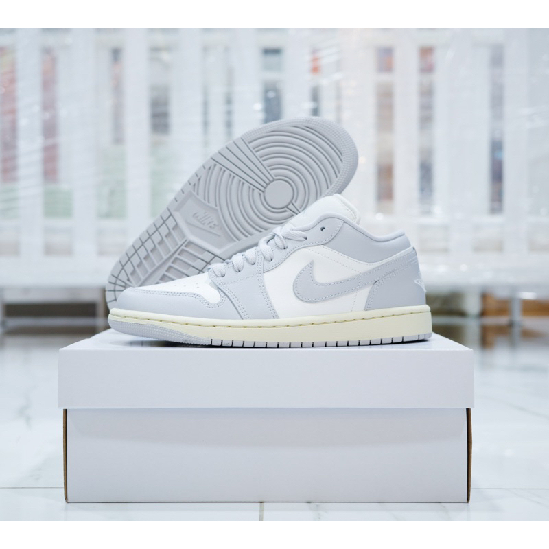 เหลือ 2,990- ทักแชทรับโค้ด30% Jordan 1 Low "Milk Neutral Grey" DC0774-103 ของแท้ ป้ายไทย