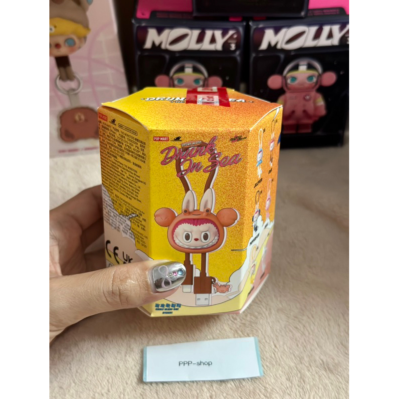 [พร้อมส่ง] กล่องสุ่มPopmart ลุ้นซีเคร็ท สายชาร์ตไอโฟน THE MONSTERS Drunk In Sea