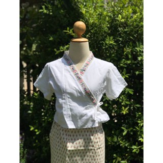 เสื้อพื้นเมือง ป้ายแขนสั้น แต่งเทปดอกไม้สีขาว