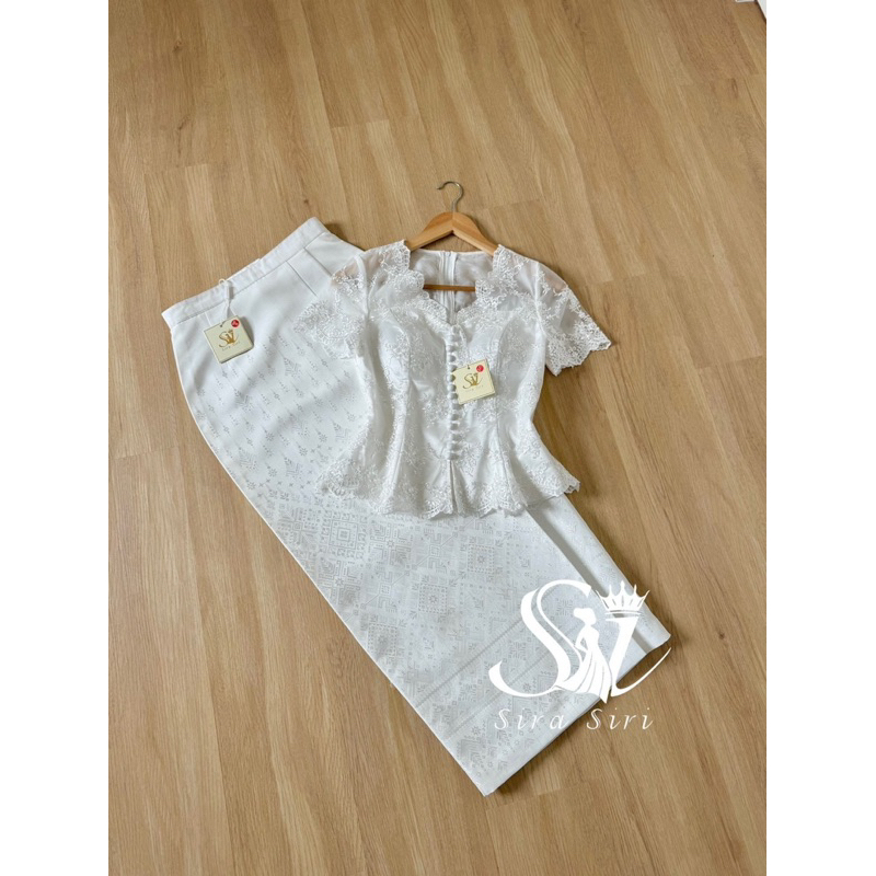 Sira Siri {พร้อมส่ง} ชุดไทยเสื้อลูกไม้ปักลายดอกไม้ เกรดพรีเมียร์ มีฟองน้ำ มีซับใน ผ้าถุงสำเร็จรูปทอลายสวยๆตัดเย็บละเอียด
