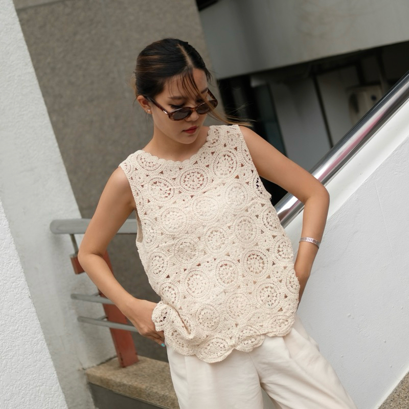 PIMMY - เสื้อแขนกุดดีเทลลายถัก ผ้าทิ้งตัวเบาสบาย