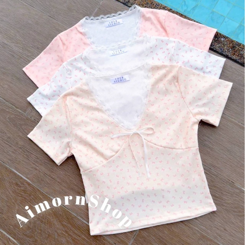 aimorn_shop เสื้อครอปแขนสั้น คอวีสไตล์สาวหวาน ลายดอกน่ารัก แต่งตัดขอบลูกไม้ ทรงมินิมอล ผ้านิ่มใส่สบายสุดๆ