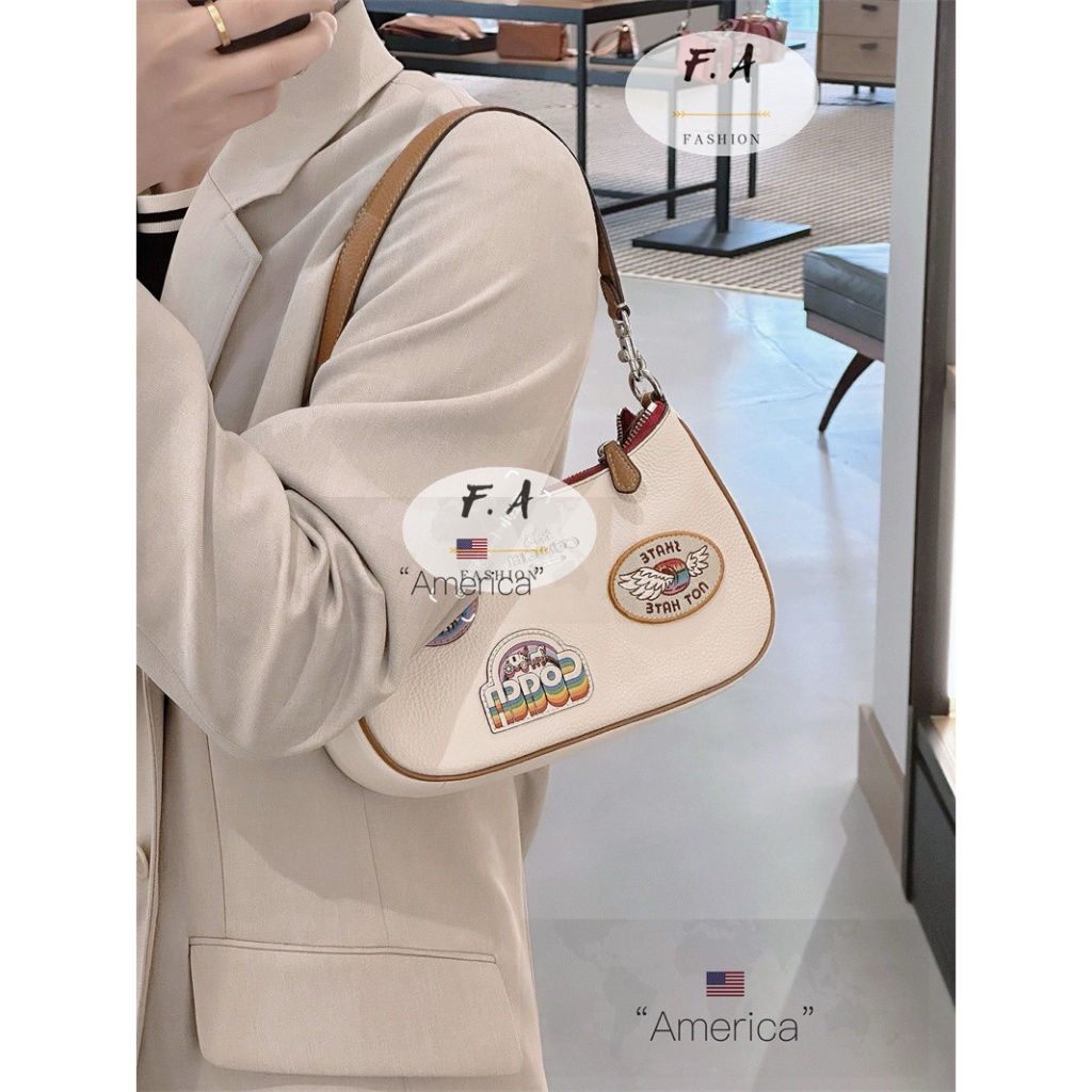 จัดส่งฟรี COACH แท้ Teri Underarms Badge Rainbow สายรัดเทรนด์ไหล่รักแร้ถุงรักแุ่น CJ604