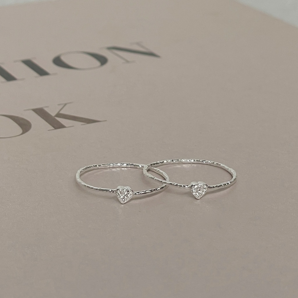 SissyJewelry // แหวนเงินแท้ Little heart gem wood textured ring