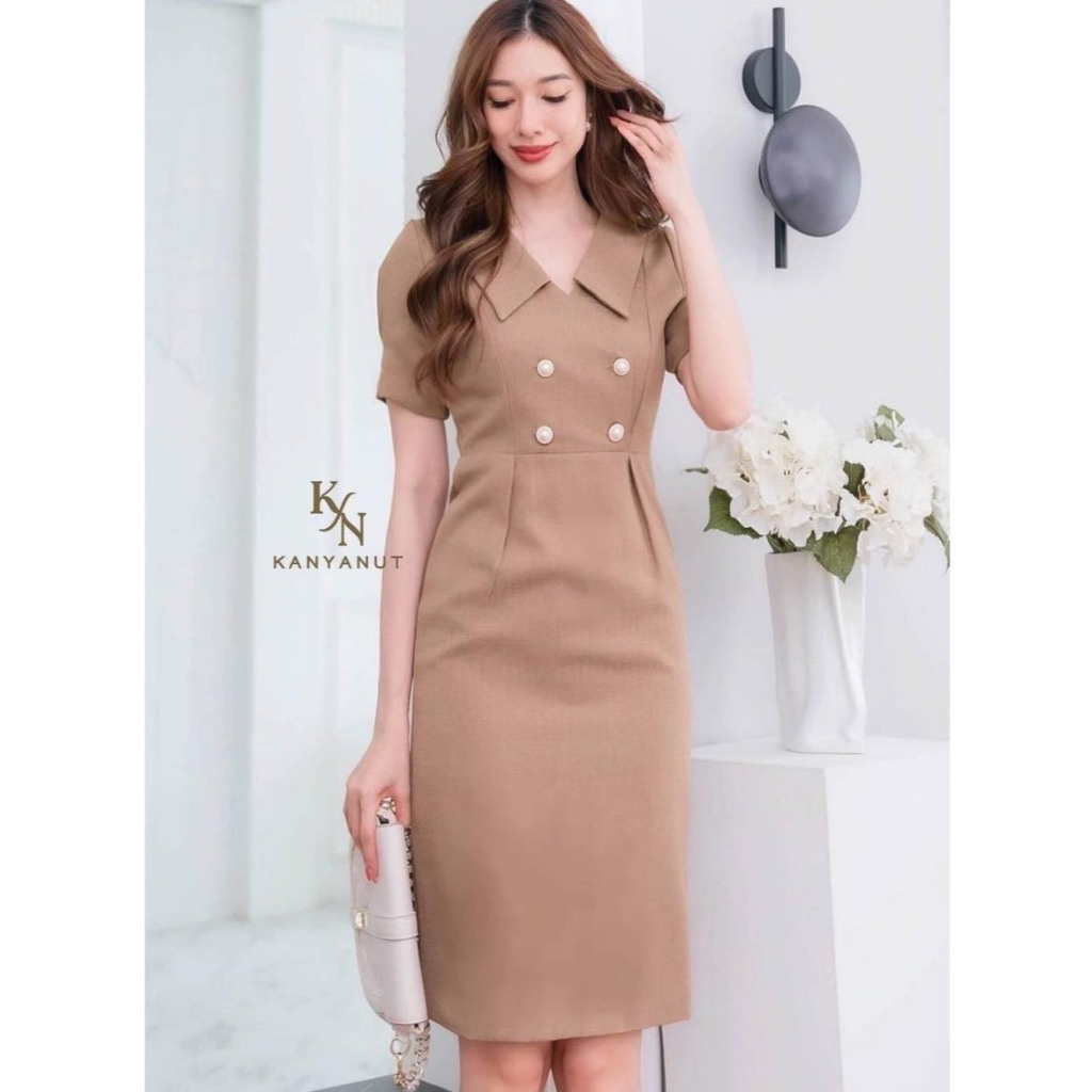 KN7019_(ทักแชทร้านเช็คสต๊อก ก่อนสั่งซื้อนะคะ)ชุดเดรสคอปกเหลี่ยม แต่งกระดุม 4 เม็ดครึ่งตัวบน แขนสั้นต่อเอวช่วงกระโปรงสอบ