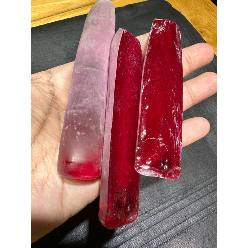 สีแดง ทับทิม พลอย ก้อน พลอยอัด LAB CREATED RUBY ROUGH CORUNDUM ความยาวและ ความกว้าง 4.00X0.75 inch นิ้ว)(ความหนา 0.50