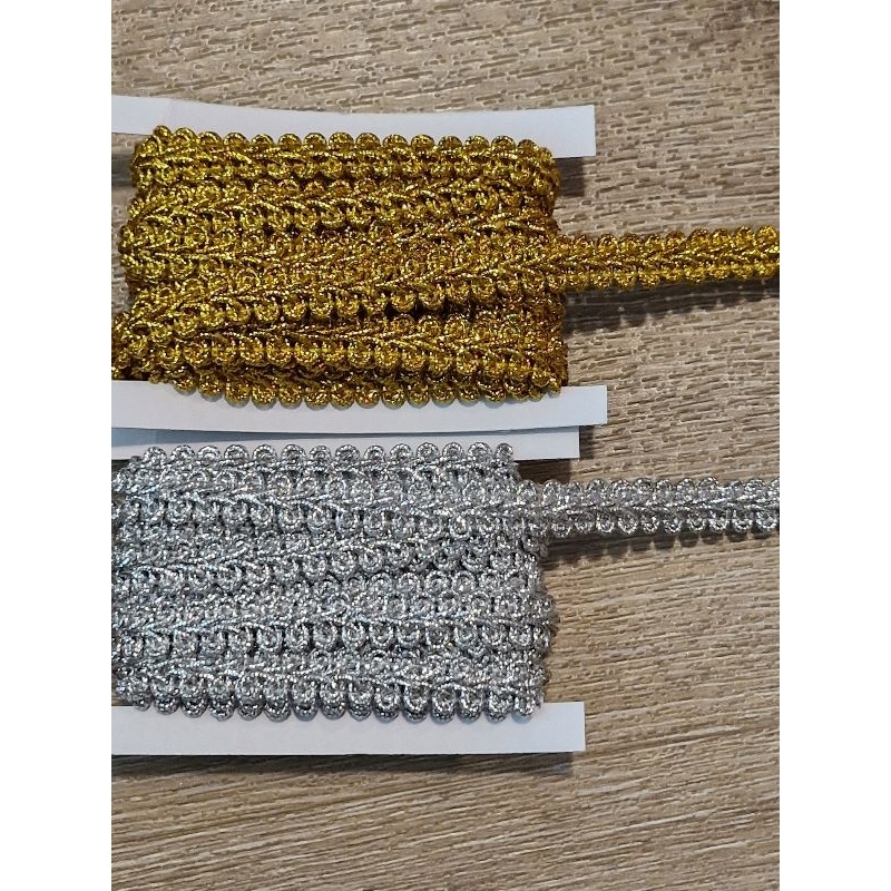 ดิ้นตะขาบกว้าง 10 มิล ยาว3 หลา  มีสีทองเข้ม/สีเงิน ดิ้นตกแต่งงานฝีมือ