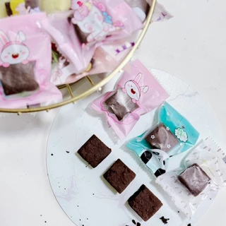 มินิบราวนี่ เนื้อหนึบ 1 แพ็ค 50 ชิ้น คละลายถุงน่ารักๆ ราคาส่งชิ้นละ 2.5 บาท อบใหม่ทุกวัน