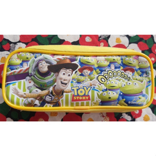 Disney Toy story กระเป๋าใส่เครื่องเขียน / เครื่องสำอาง / ใส่ของ รวมตัวละคร ทอยสตอรี่ ของแท้จากญี่ปุ่น Size : 21 x 9 cm