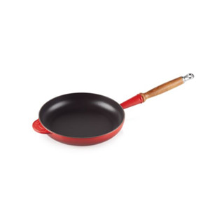 กระทะเหล็กหล่อด้ามจับไม้ ขนาด 24cm สีแดง WOODEN HANDLE FRYING PAN 24CM CERISE