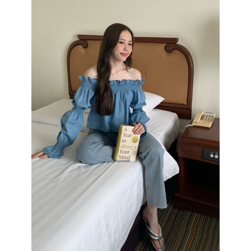 ส่งต่อ NOMADE.& พร้อมส่ง Ordinary denim top {เสื้อครอปเปิดไหล่ผ้ายีนส์} ไม่เคยใส่