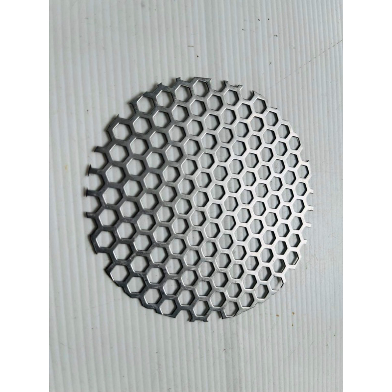 ตะแกรงสแตนเลส304รูรังผึ้งหนา0.6มมตัดกลมขนาด4นิ้วรู6มมรังผึ้ง