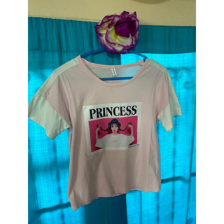 เสื้อยืดคร๊อป สีชมพู ต่อแขนขาว สกรีนลาย Princess อก 34-38 ยาว 22