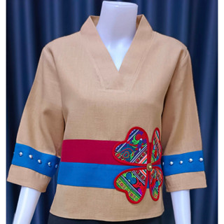 เสื้อคอวี ผ้าใยกัญชงทอเครื่อง สีคาปูชิโน่ แต่งผ้าลายปัก รูปหัวใจ