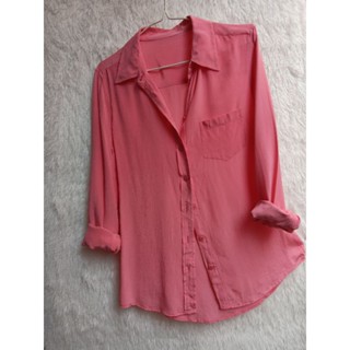 เสื้อเชิ้ต สีชมพู ผ้าขึ้นเงาคล้ายผ้าไหม ไซส์ประมาณ M