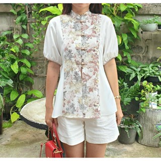 Chinese blouse เสื้อตัวหลวมปกตั้ง กระดุมหน้า4เม็ด ช่วงเอวผ่าหน้าเปิดถึงชายเสื้อ ตัดต่อผ้าชีฟองลายลูกไม้และผ้าเครปซาติน