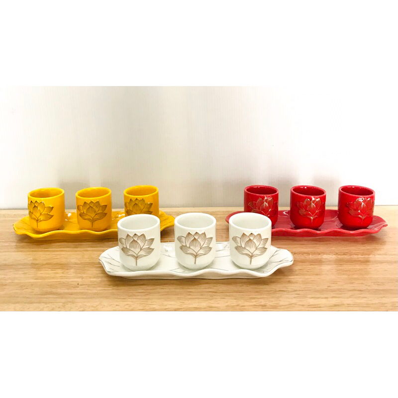 ชุดน้ำชา 3 ถ้วย พร้อมฐานใบบัว ลายบัว ( สินค้ามี 3 สี ) ราคาต่อชุด
