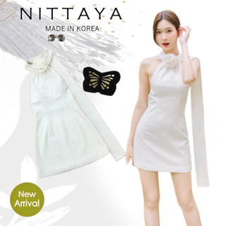 NITTAYA เดรสขาวเว้าหลัง แต่งดีเทลดอกไม้ตรงช่วงคอ เรียบหรูดูแพง