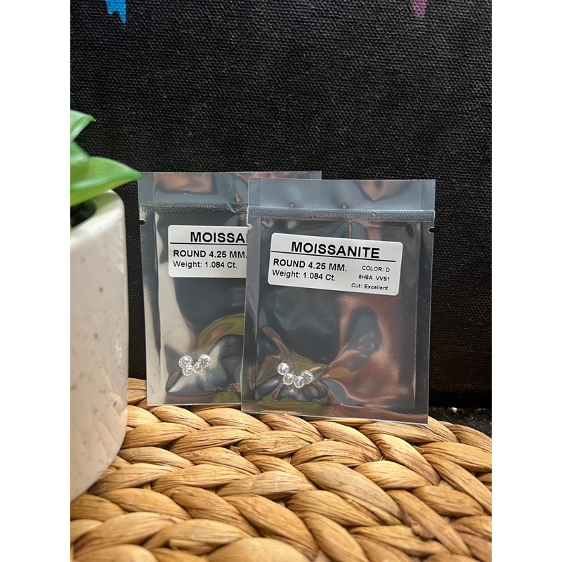เพชร 27 ตังค์ โมซาไนท์ MOISSANITE DIAMOND D COLOR VVS1( 4.25 มิล mm)(1 กะรัต carats)(  4 เม็ด pieces
