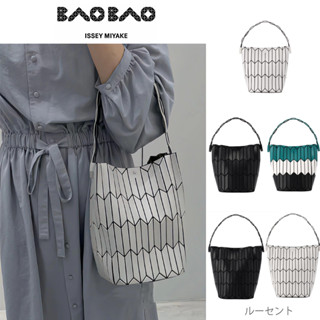 baobao issey miyake /Bucket สี่ตาราง/หกตารางกระเป๋าสะพายไหล่พื้นผิวสดใสกระเป๋า Messenger ของแท้ 100%