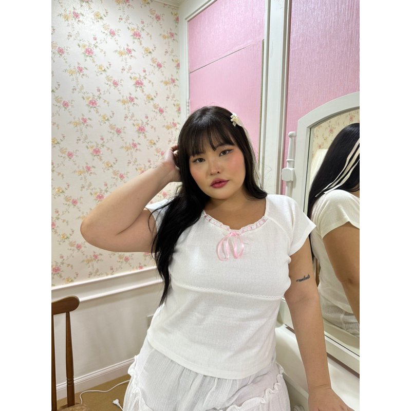 Sofia Top เสื้อลายฉลุ ริบบิ้นผูกโบว์ สาวอวบ