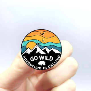 เข็มกลัด / หมุดโลหะ GO WILD ADVENTURE IS CALLING 🏕🌄⛺🏞