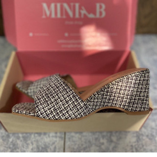 รองเท้า ส้นเตารีด mini b shoe (size 40) ผ้าทอขาวดำ สวยงาม  ราคาเต็ม 715.- ขาย 390.-