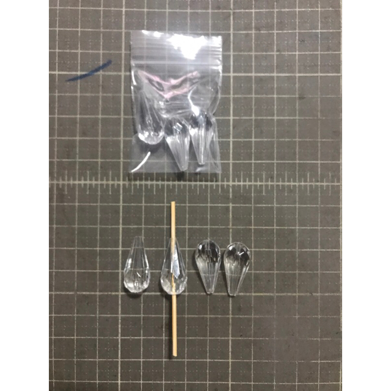 KHMรหัส676 ลูกปัดอะคริลิคทรงหยดน้ำ(0343)(มีรูด้านบน)ขนาด1*2.5 ซม. 4 ชิ้น ราคา 10 บาท