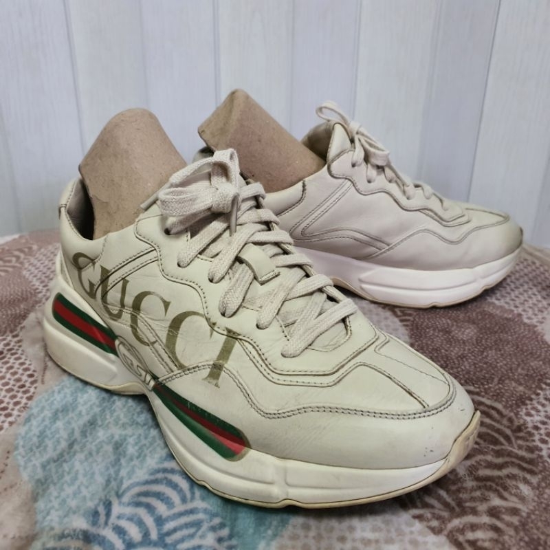 รองเท้า GUCCI WOMEN'S RHYTON GUCCI LOGO LEATHER SNEAKER