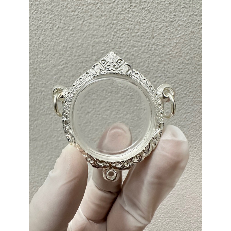 กรอบพระตลับเงินลายคมชัดแบบสามห่วงเป็นงานตลับกลมขนาดวัดได้3.2cm