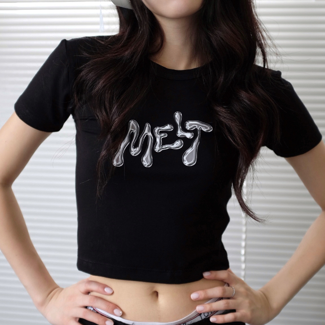 MELT.INMOMENTS HEATED Crop Top เสื้อยืดครอปสกรีนลาย (ซื้อผ่าน Shopee Video ลด 30%)
