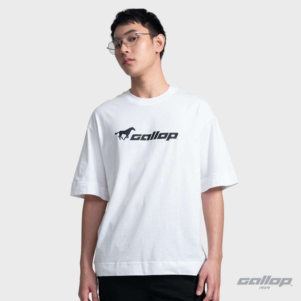 GALLOP : Men's Wear เสื้อ OVER SIZE T-Shirt พิมพ์ลาย Graphic รุ่น โพ้งหลัง GT9135 สี Off-White - ขาว