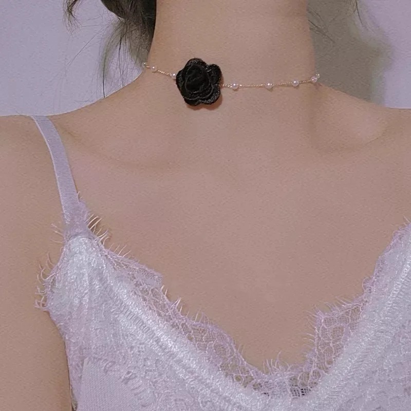 ♣️ สร้อยคอ choker ดอกกุหลาบผ้า ตะมุตะมิ สร้อยคอประดับไข่มุกเล็กๆ  น่ารักมาก