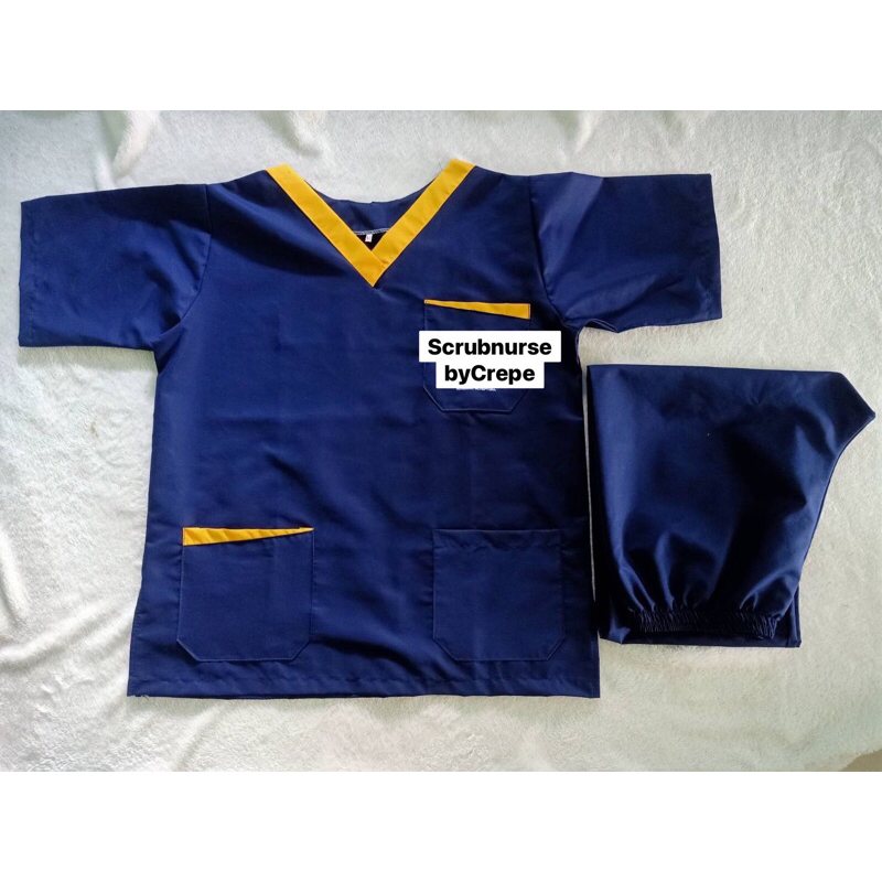 ชุดสครับ ( เสื้อ และ กางเกง ) สีกรมท่า Navy คอวีสีเหลืองเข้ม ขลิบกระเป๋าเฉียงตรงกันข้าม แขนสั้นคะ ผ้าคอตตอน เข้ารูปค่ะ