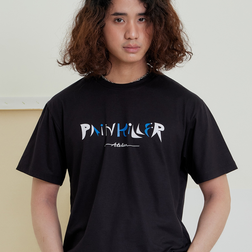 PAINKILLER เพนคิลเลอร์ เสื้อยืดแขนสั้น พิมพ์ลายโลโก้ แฟชั่นผู้ชาย / CALDER TEE / SS TEE / AW23