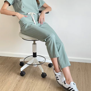 REKA SCRUBS - เสื้อคอวี สี Posh Green - BEATRIX (ชุดสครับแพทย์ พยาบาล พร้อมปักชื่อ)