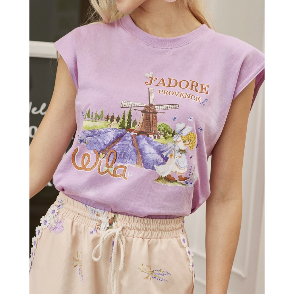 Wila-J’Adore Sleeveless T-shirt เสื้อยืดผ้าคอตตอนคอกลม ทรงตรง แขนกุดสีม่วงอ่อน พิมพ์ลาย Wila Logo และ J’Adore Provence แ