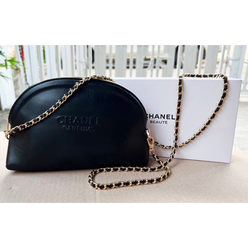 มีสาย โซ่ Chanel Parfums Bag สีดำ กระเป๋าหนัง ด้านหน้ากระเป๋า ปั้ม อักษร นูน CHANEL PARFUMS กว้าง 22cm. สูง 14cm.