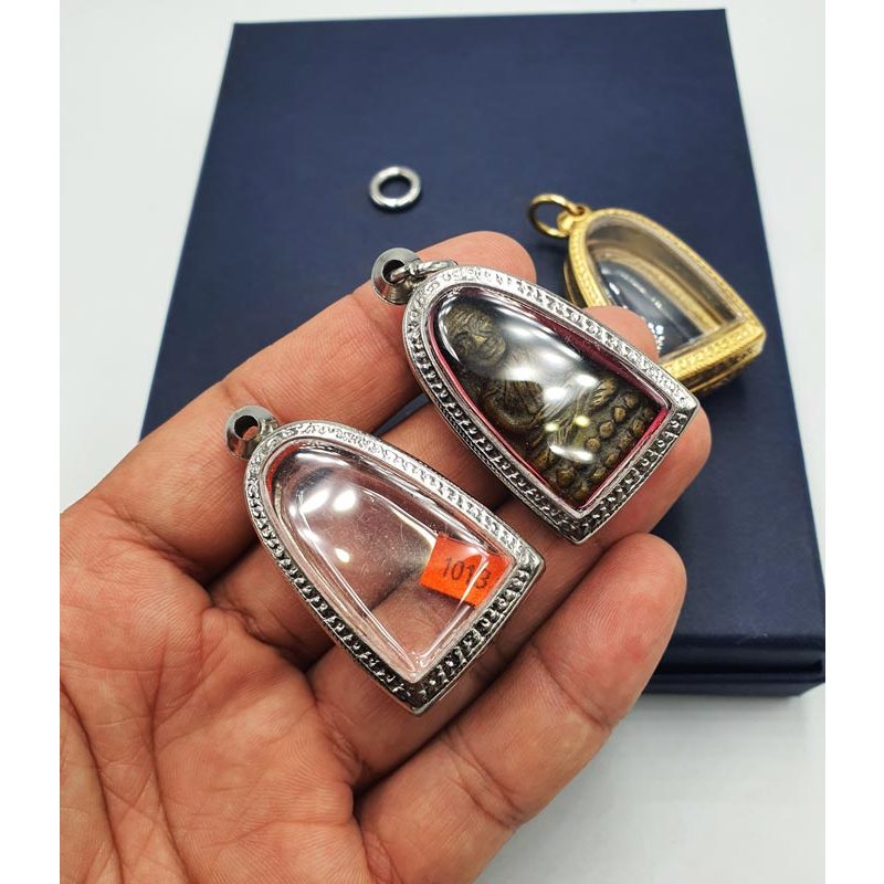 AB029 กรอบสแตนเลสแกะลาย อย่างดี เบอร์ 1013 ใส่หลวงปู่ทวด  3.2 * 1.8 cm  แถมห่วงพุก สแตนเลส อย่างดี หนา สวย กรอบสแตนเลส