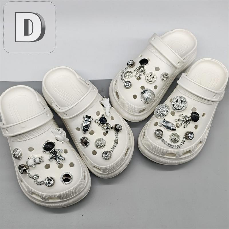จิ๊บบิทตัวติดรองเท้ามีรู รูปแบบการ์ตูน ตัวติดรองเท้า crocs DIY ตุ๊กตาติดรองเท้า ตกแต่งสวยงาม สไตล์น่ารัก