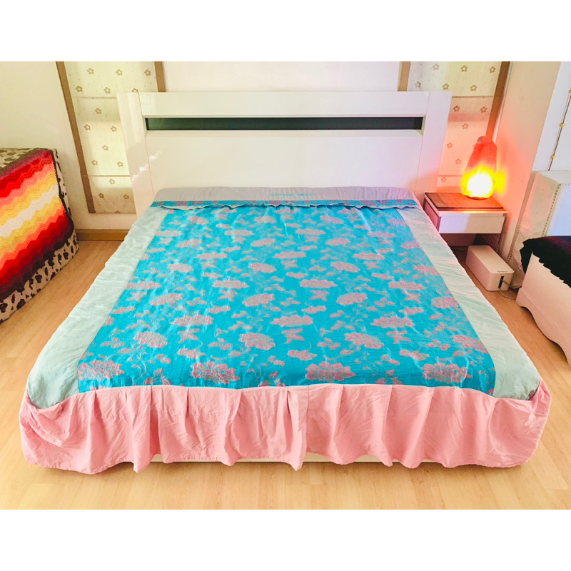 ผ้าคลุมเตียง (กระโปรงเตียง)หรือผ้าปูที่นอน ขนาด 6ฟุต ผ้าทอลายสีฟ้าน้ำทะเลทอลายดอกวินเทจ ด้านบนมีระบายปักลาย COTTON CRACY