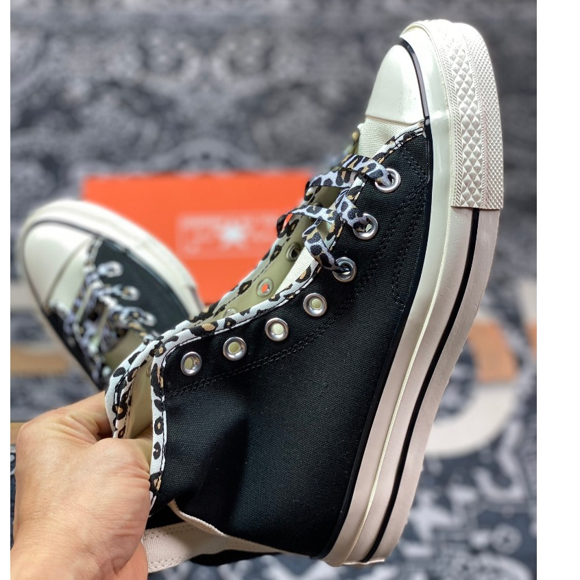 รองเท้าผ้าใบพิมพ์ลายเสือดาวสีดําและสีขาว Converse 1970s A05356C
