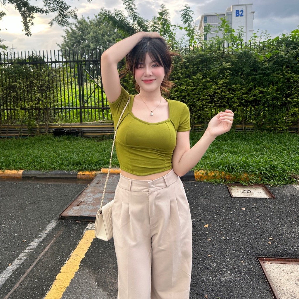 เสื้อครอปแขนสั้น แต่งดีเทลกุ้นตามขอบ ผ้าเรย่อนอย่างดี ยืดเยอะใส่สบายม้าก ทรงคือดีสุด รุ่น บัณฑิต B-001-3-AA