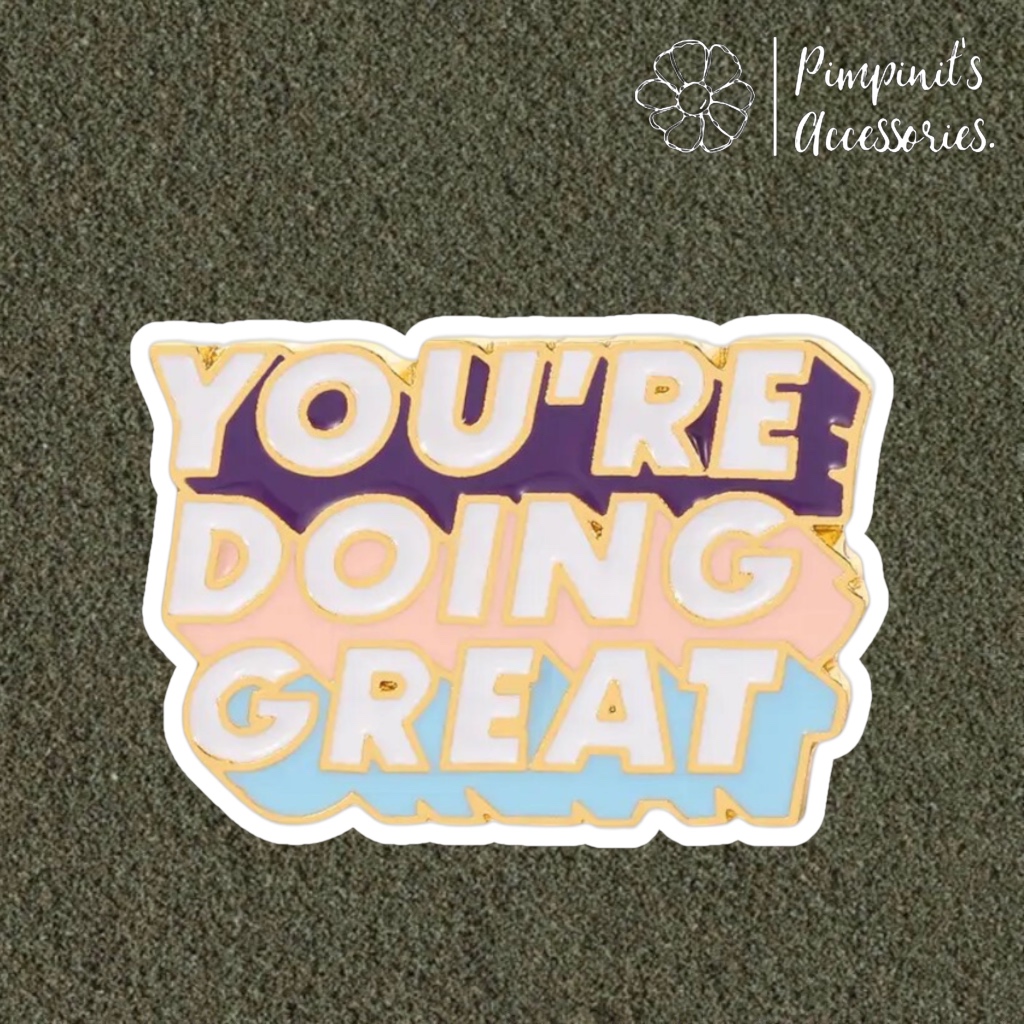 ʕ •ᴥ•ʔ ✿ พร้อมส่ง : เข็มกลัดข้อความ “YOU’RE DOING GREAT” | “YOU’RE DOING GREAT” Enamel Brooch Pin.
