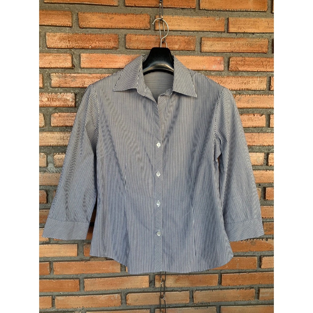 เสื้อเชิ้ตคอวีสีขาวลายทางสีกรม 22 October อก 35" เอว 32" ยาว 22" ไหล่ 15”