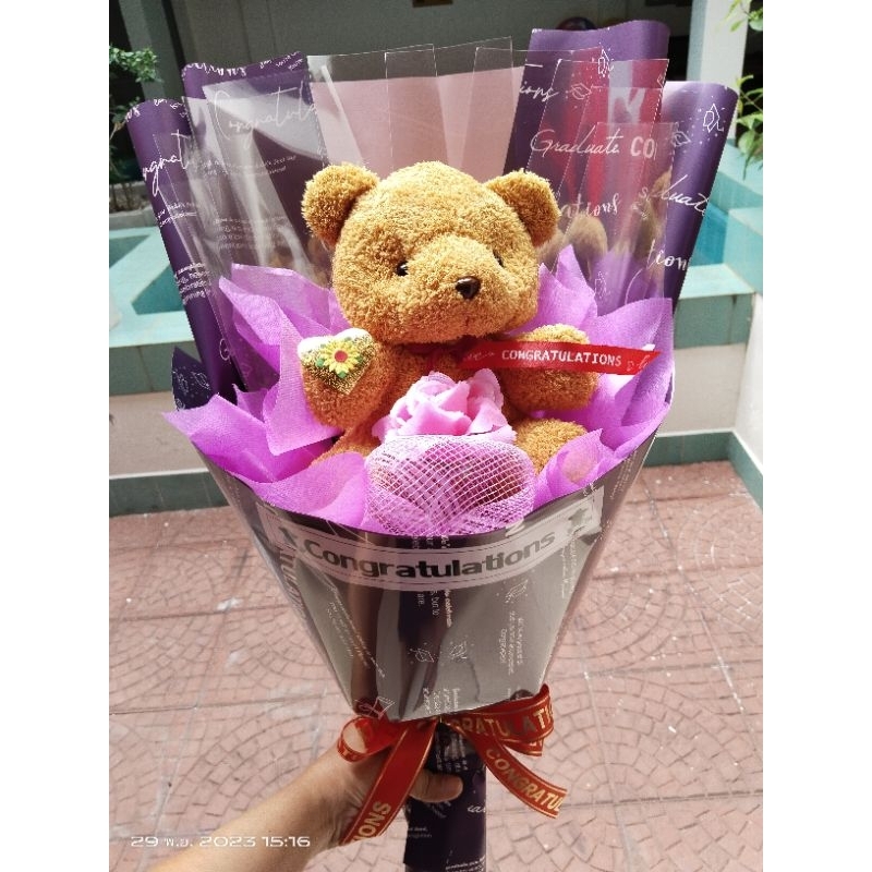 ช่อหมี congratulationsใส่แบงค์ได้ 10 ใบใส่ได้แบงค์ 20 ถึงแบงค์พันค่ะ (มีซองติดไม้ให้ 10 ใบค่ะ)