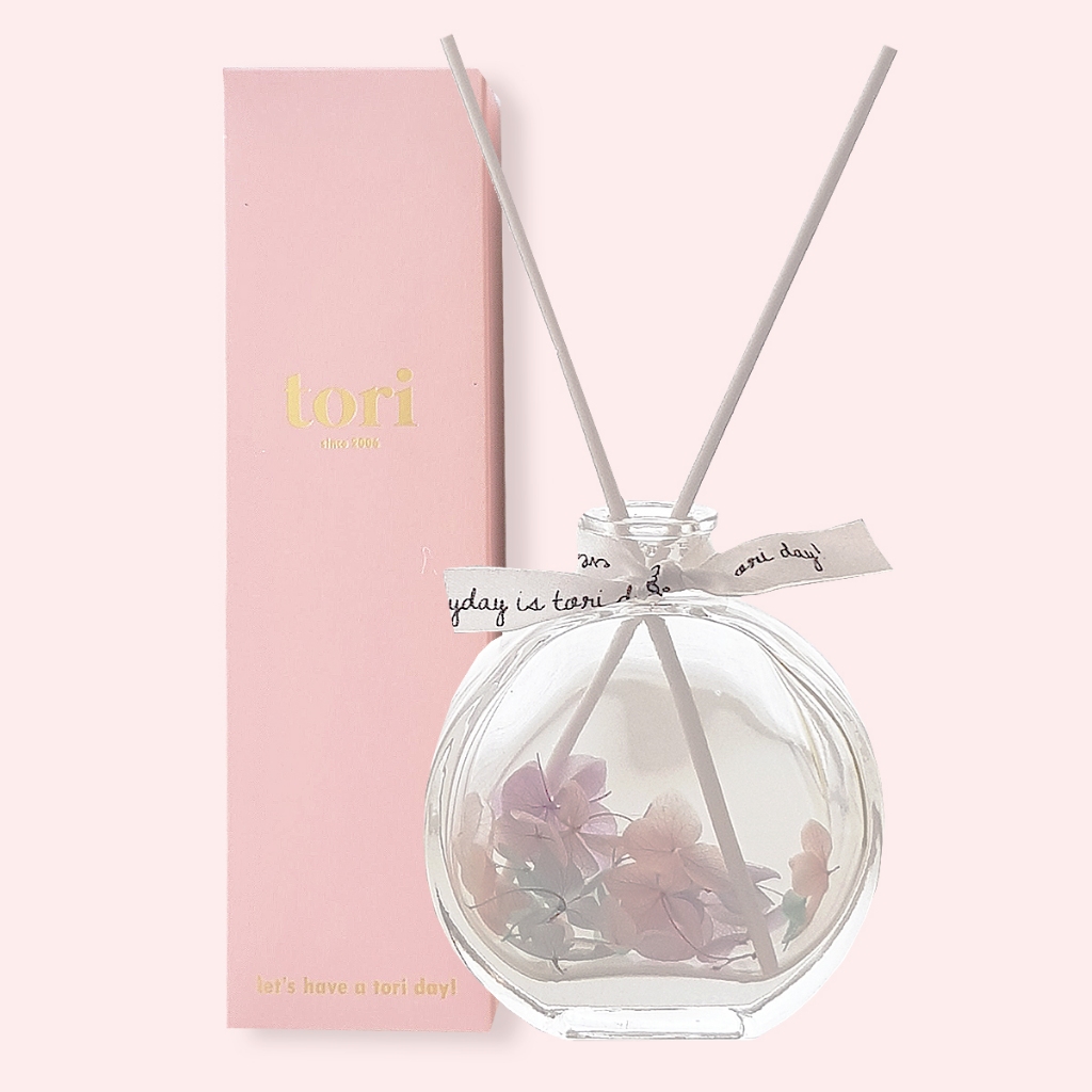 TORIAROMA | รุ่น Snow Globe แสนสวยอัดแน่นไปด้วยกลีบดอกไม้แสนหวาน ให้ความสนุกในการเทน้ำหอมในบ้านไปอีกขั้น แถมรีฟิลในตัว