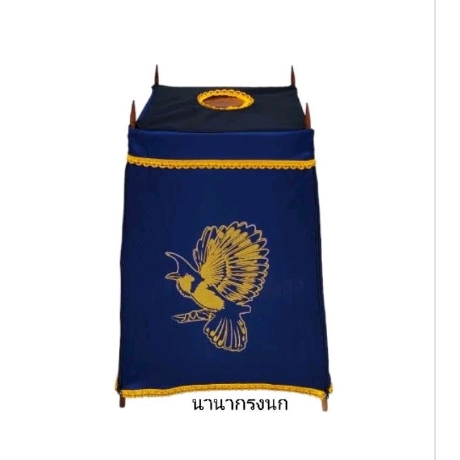 ผ้าคลุมกรงนก ผ้ามันสีกรมหลังคาสีดำ มีซิปหน้า2 เส้น สกรีน1ด้านหน้าประตู เนื้อผ้ามันไม่หนาจนเกินไประบายอากาศได้ดี