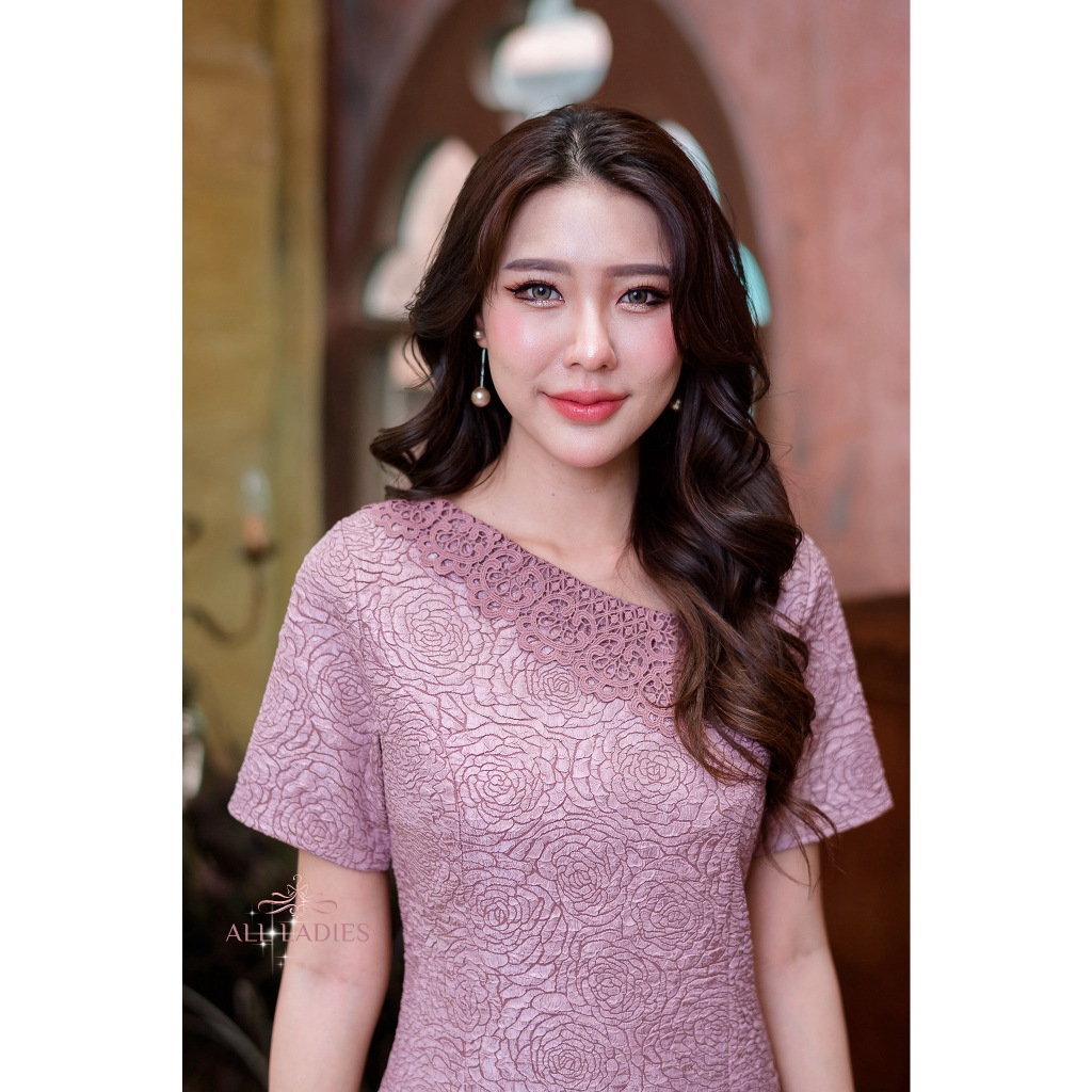 All Ladies เดรสผ้ากุหลาบปกเดี่ยวลูกไม้ แบบเรียบๆ ที่ใส่สวยมาก งานอัดกาวผ้าให้ด้วยน๊า ซับในอย่างดีคะ